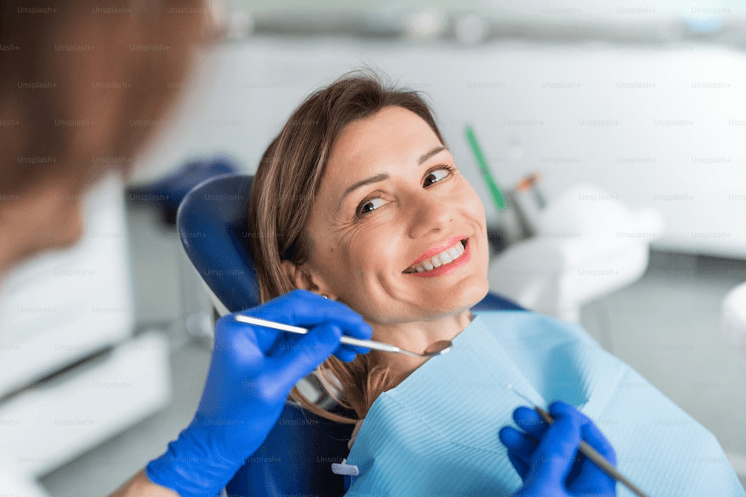 Paciente sorrindo após tratamento de clareamento dental em Cerquilho-SP